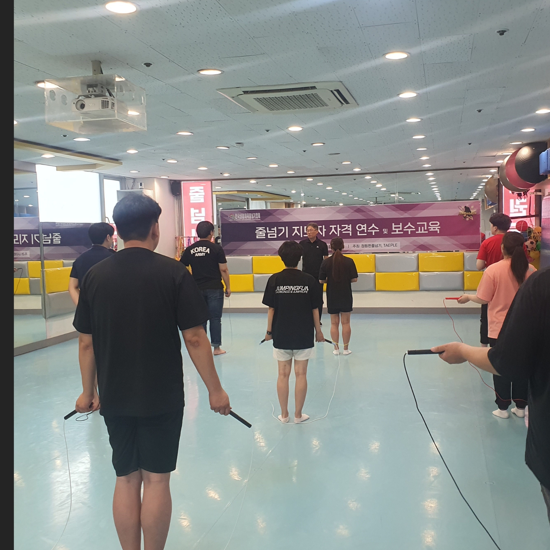 한국생활체육줄넘기협회 지도자 자격연수에서 참가자들이 지도자의 시범을 보며 실습하는 실제 현장